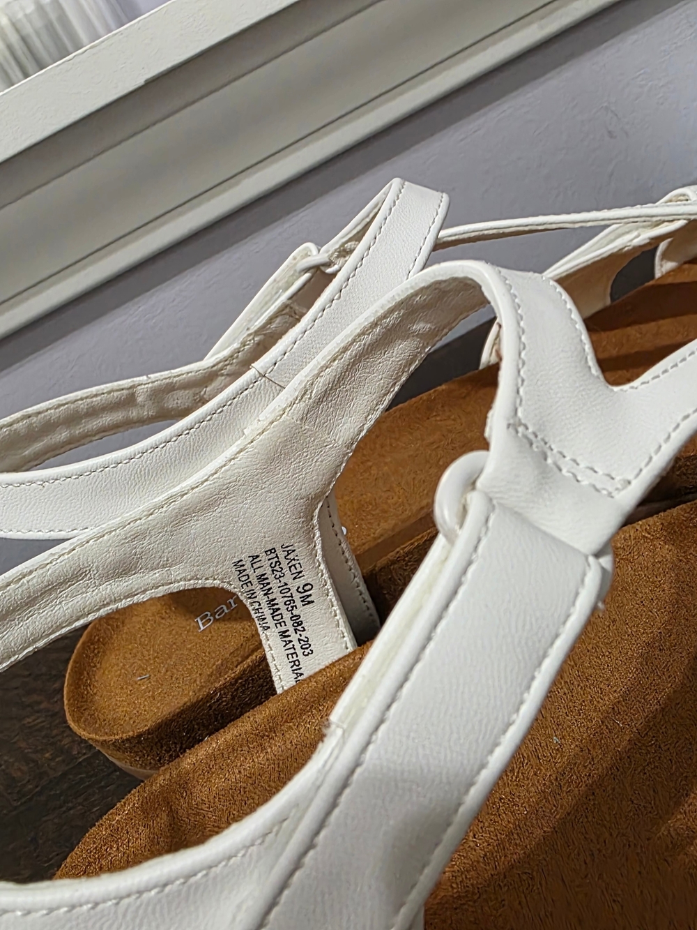 Baretraps Jaxen White Adjustable Sandals NIB - Picture 4 of 7